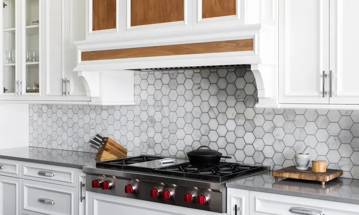 A,Kitchen,Range,Detail,With,A,Marble,Hexagon,Tile,Backsplash,