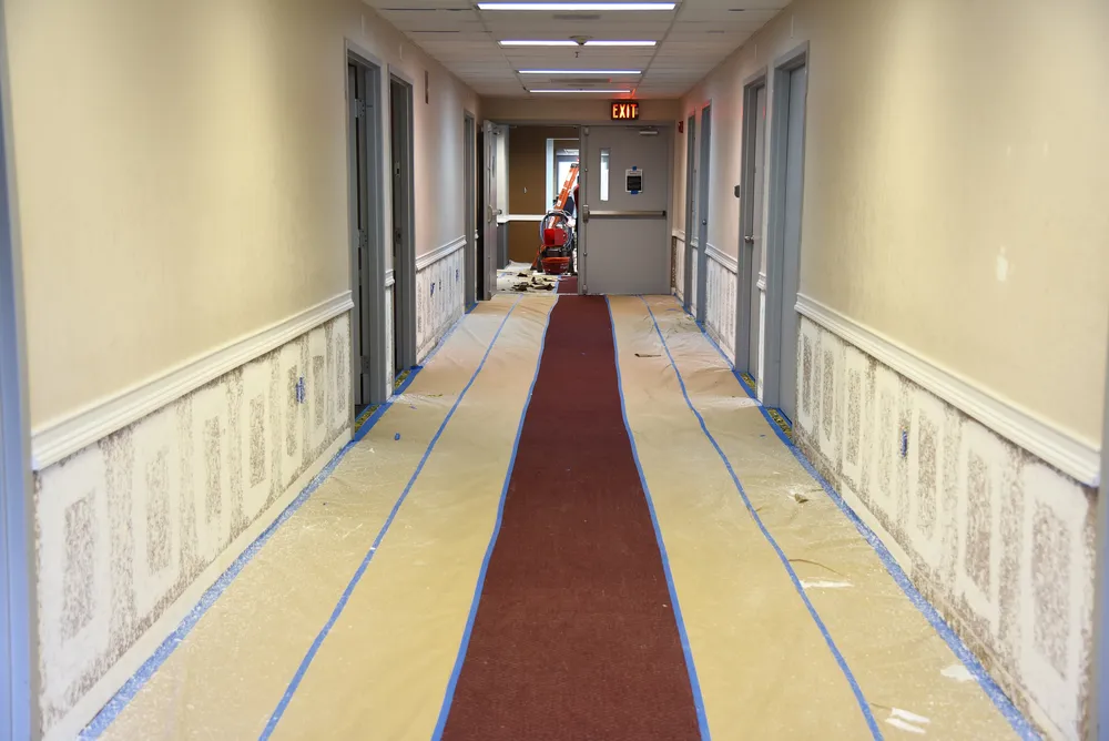 Orlando,,Fl,-,April,04-2016:,Renovating,And,Repainting,Office,Building