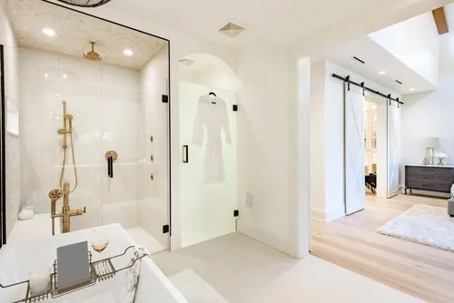 Large,Master,Ensuite,Bathroom,With,Free,Standing,Tub,Glass,Shower