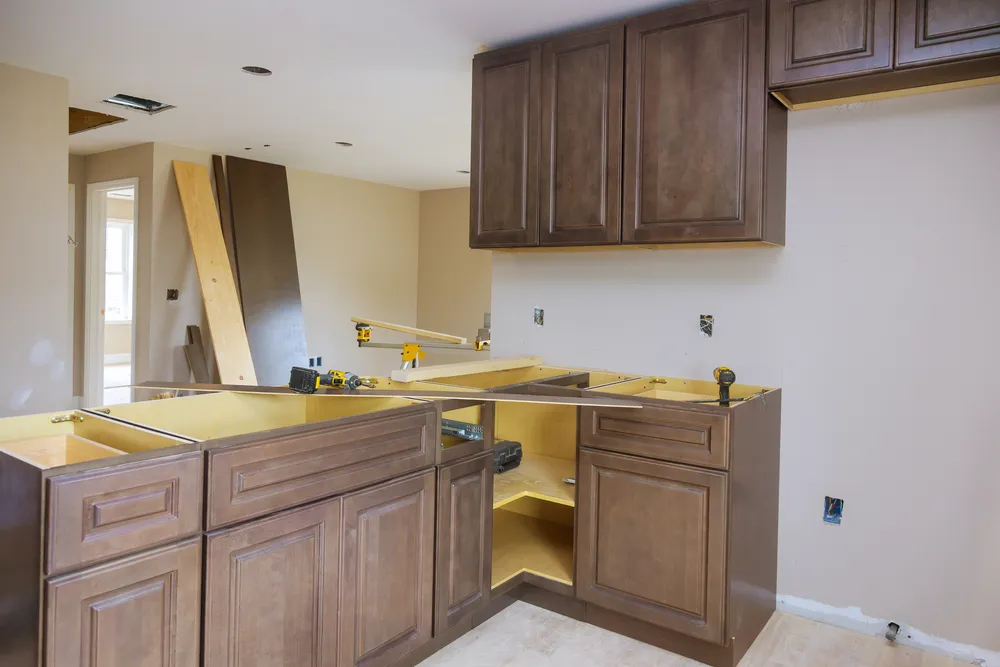 Furniture,Assembling,Of,Custom,New,Cabinets,In,Modern,Kitchen