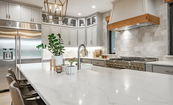 Interior,Modern,Farmhouse,Kitchen,And,Dining,Room,With,White,Countertops